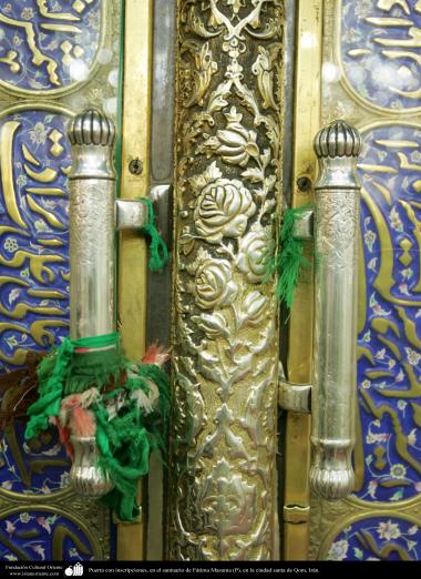 اسلامی معماری - شہر قم میں حضرت معصومہ (س) کے روضہ کا دروازہ اور اس پر خطاطی اور نقوش سے سجاوٹ