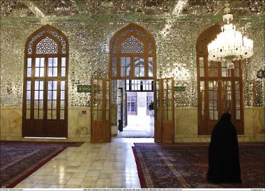 اسلامی معماری - شہر مشہد میں امام رضا (ع) کے مزار میں &quot;دارالعبادہ&quot; ہال فن آئینہ کاری سے سجا ، ایران - ۸۷
