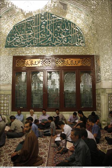 Os peregrinos em ritos religioso na Sala Dar al-Ikhlas (a Casa de Ikhlas) - Santuário do Imam Rida (AS)