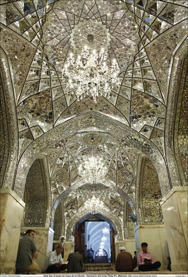Peregrinos lendo o Alcorão na sala Dar al-Izzah (a Casa da Glória) - Santuário do Imam Rida (AS) Mashad - Irã