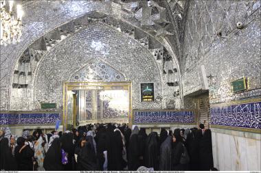 Activités religieuses de la femme musulmane, masse de femmes musulmane en prière de groupe dans la salle de miroir dans le sanctuaire de l&#039;Imam Rida (a.s) a Mashad en Iran) - 72