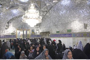 Activités religieuses de la femme musulmane, vue de la salle de miroirs dans le sanctuaire de l&#039;Imam Rida (a.s) à Mashad en Iran - 71