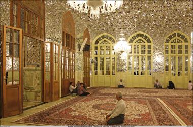 Peregrino fazendo a oração na Sala Dar az-Zuhd (Casa do ascetismo) Santuário do Imam Rida (AS) - Mashad Irã