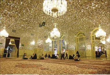 Alguns peregrinos lendo o Alcorão Sagrado na Sala Dar az-Zuhd (Casa do ascetismo) Santuário do Imam Rida (AS) - Mashad Irã