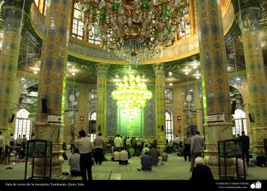 Fíeis realizando a oração no interior da mesquita de Jânkaram em Qom, Irã