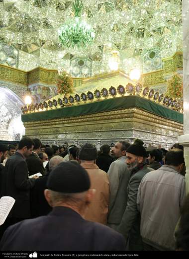 Peregrino realizando a Ziarat (visitação a local religioso) ao Santuário de Fátima Masuma (SA) na cidade de Qom, Irã 