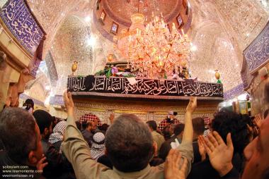Santuário Hazrat Abalfadl Al-Abbas (AS) e seus peregrinos emocionados por estarem ali. Karbala