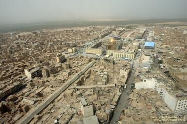 Aussicht des heiligen Schreins Imam Ali&#039;s (a.s.) vom weiten in der Stadt Nadschaf - Irak - Foto