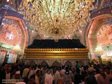Peregrinos se reúnem em súplicas e pedidos no mausoléu do Imam Ali (AS)
