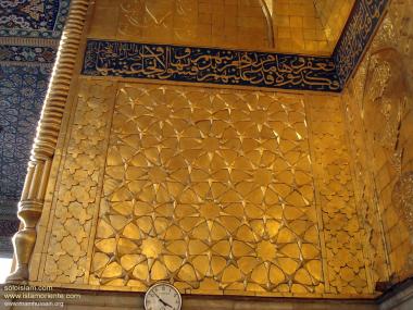 Einer der Wände des heiligen Schreins Imam Huseyns (a.s.), dekoriert mit Gold und islamischer Kalligraphie - Die Stadt Karbala in Irak - Foto  