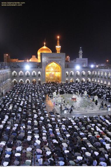 Realização da oração coletiva no Santuário do Imam Reda(AS), Mashad, Irã