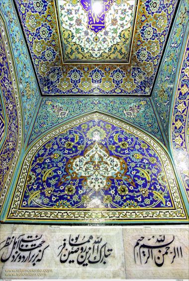Architecture islamique - Une vue de motif de carrelage et de calligraphie islamique utilisé dans les murs, les plafonds, les dômes et les minarets au sein du sanctuaire de l&#039;Imam Ridha (a.s) dans la ville de Mashhad 
