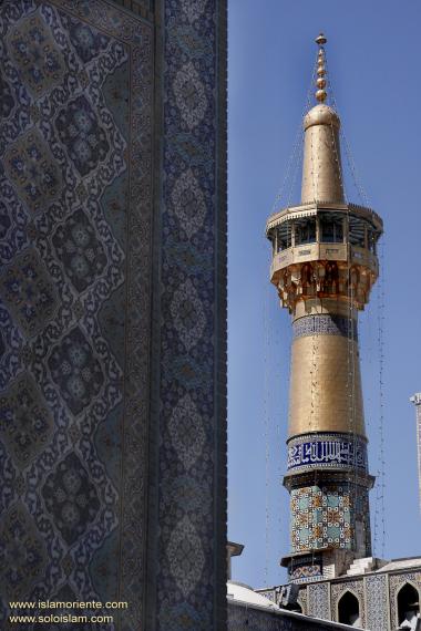 Minarette des heiligen Schreins Imam Reza&#039;s (a.s.) in der heiligen Stadt Mashhad, Iran - Islamische Mosaiken und dekorative Fliesen (Kashi Kari) - Foto 