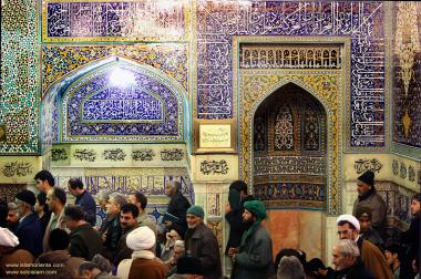 اسلامی معماری - شہر مشہد میں امام رضا (ع) کے مزار میں دیواروں پر فن کاشی کاری سے سجاوٹ، ایران - ۴