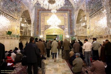 Imagem da bela arquitetura e decoração no interior do Santuário do Imam Reda (AS) onde seus peregrinos podem refletir com paz, orar, suplicar a Deus, O Todo Poderoso 