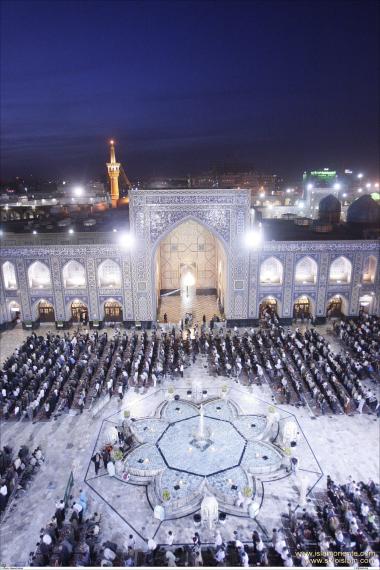 Oração coletiva no Santuário de Imam Reda (AS), Mashad, Irã