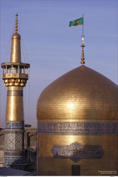 Goldener Kuppel des heiligen Schreins Imam Reza&#039;s, in der Stadt Maschhad - Iran - Foto