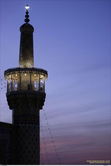 No cair da noite uma bela imagem de um minarete do Santuário do Imam Reda (AS) 