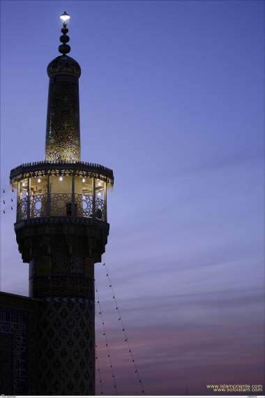 Nächtliche Aussicht des heiligen Schreins Imam Reza&#039;s in Maschhad - Iran - Foto