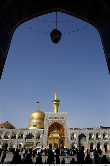 Architecture islamique, une vue de la coupole et de la grande cour du sanctuaire de l&#039;Imam Reda (a.s) dans la ville Mashad- 16