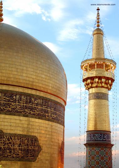 Cúpula e minarete do Santuário do Imam Rida (AS) em Mashad - Irã 