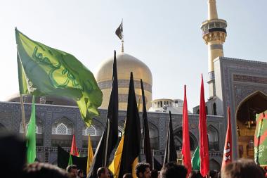 Bandeiras de peregrinos no Santuário do Imam Rida (AS) em Mashad.