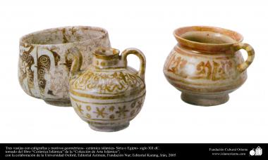 Tres vasijas con caligrafías y motivos geométricos– cerámica islámica- Siria o Egipto- siglo XII dC.
