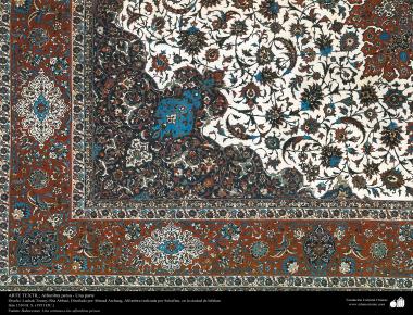 Detalhes da um dos famosos tapetes persa, este feito na cidade de Isfahan, Irã no ano de 1951