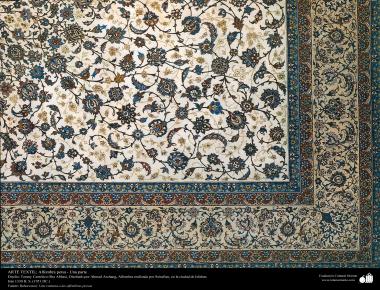 Una parte de alfombra persa realizada en la ciudad de Isfahan – Irán en 1951