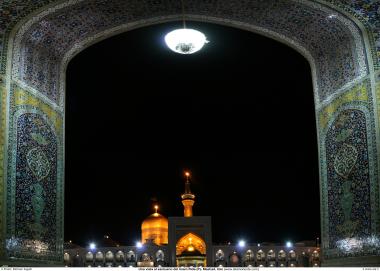 Uma vista da cúpula e ninerete do Santuário do Ima Rida (AS) em Mashad, Irã