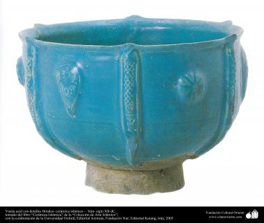 Cerâmica islâmica – Vaso azul com detalhes florais, Irã - século XII d.C