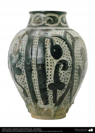 Art islamique - la poterie et la céramique islamiques -Pot de poterie avec des motifs - Syrie -XIIIe siècle -24