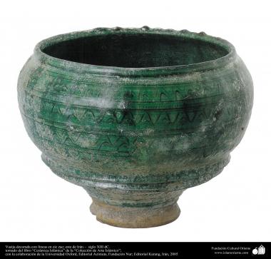 Arte islamica-Gli oggetti in terracotta e la ceramica allo stile islamico-Il vaso in terracotta di colore verde con linee a zigzag est dell&#039;Iran-XIII secolo d.C-37    