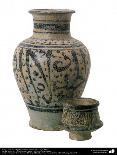 Arte islamica-Gli oggetti in terracotta e la ceramica allo stile islamico-La giara e il bicchiere antichi in terracotta con calligrafia-Siria-XIII secolo d.C-31   
