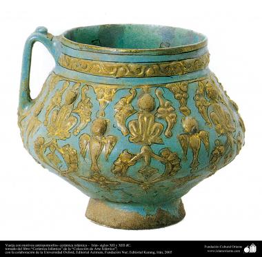 Art islamique - la poterie et la céramique islamiques - Cruche avec des motifs de fleurs et de plantes -- Iran - XIIe siècle