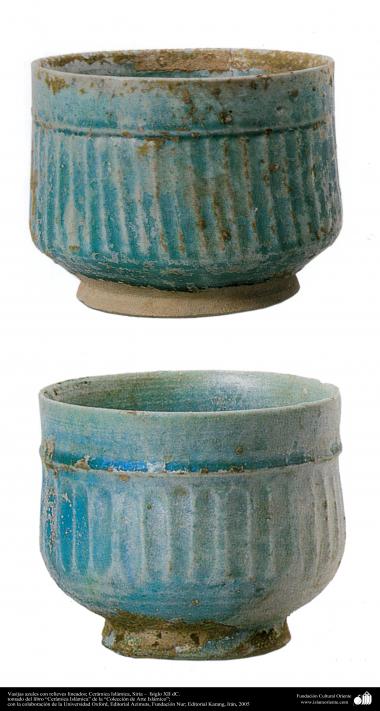 Vasijas azules con relieves lineados; Cerámica Islámica, Siria –  fsiglo XII dC. (13)