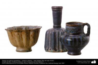Vasijas con relieves geométricos – cerámica islámica –  Irán, Kashan, fines del siglo XII dC.
