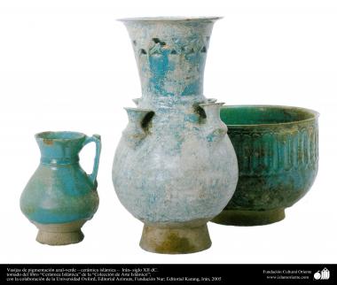 Arte islamica-Gli oggetti in terracotta e la ceramica allo stile islamico-La brocca e la scodella e le anfore di colore verde e blu-XII secolo d.C    