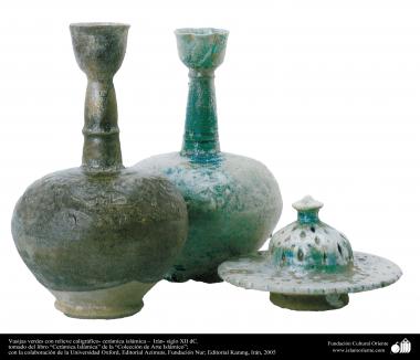 Vasos verdes com caligrafia em relevo - cerâmica islâmica –  Irã- século XII d.C