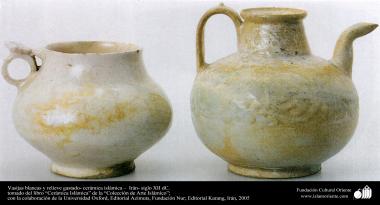 Vasijas blancas y relieve gastado- cerámica islámica –  Irán- siglo XII dC.
