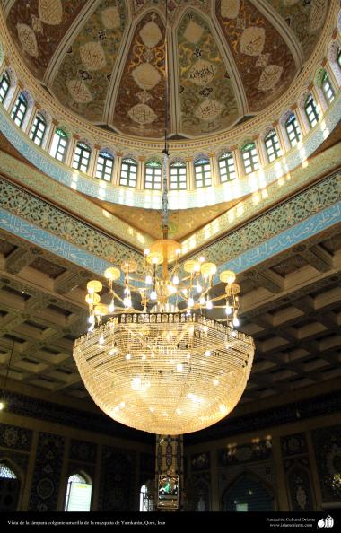 Architettura islamica-Vista interna di cupola di moschea di Giamcharan e un lampadario nella moschea-Città santa di Qom