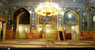 Architettura islamica-Vista di piastrella e lampadario di Sehn di Shahid Motahari nel santuario di Fatima Masuma,Qom-5