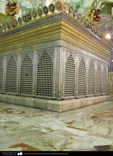 اسلامی معماری - شہر قم میں حضرت معصومہ (س) کی ضریح مبارک مختلف فنون سے سجاوٹ