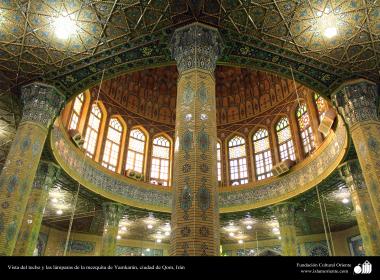 Architettura islamica-Vista interna di cupola e colonne e lampadine utilizzate di moschea Giamcharan-Città santa di Qom 