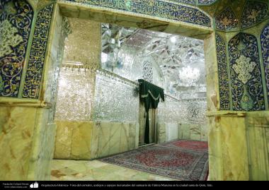 Architettura islamica-Vista di parete incrostata di pezzi dello specchio e rivestita di piastrelle del santuario di fatima Masuma-Qom 
