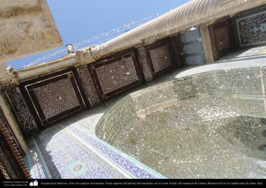 Architettura islamica-Vista interna di cupola incrostata di pezzi dello specchio e soffitto rivestito di piastrelle(Kashi-Kari) e Ayene-Kari(Incrostatura dello specchio) del Eivan del santuario di Fatima Masuma-Qom
