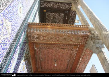 L&#039;architecture islamique. Carreaux incrustés et miroirs, pórtico.del Vue du haut de Sanctuaire de Fatima Masuma dans la ville sainte de Qom
