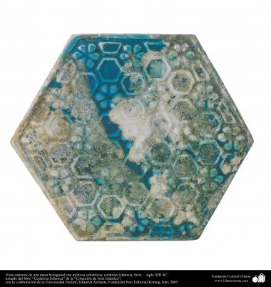 Vista superios de una mesa hexagonal con motivos simétricos; cerámica islámica, Siria –  siglo XIII dC. (50)