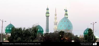Vista das cúlpulas e minaretes da mesquita de Jâmkaran, Qom