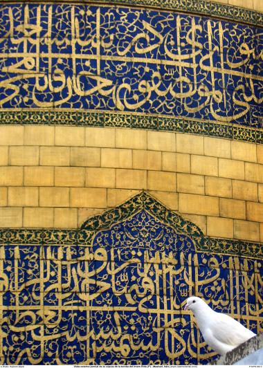 Architettura islamica-Una vista delle piastrelle con calligrafia di cupola del santuario di Imam Reza-Mashhad-Iran-23